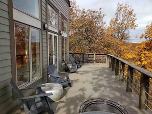 Terrace/patio - Cliffs Edge-A Contemporary Mountain Home (Wintergreen Resort)