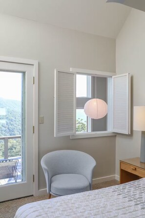 3 bedrooms, desk, iron/ironing board, travel cot