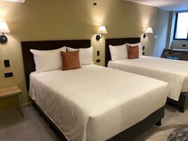 Quarto duplo clássico, 2 camas de casal, vista para a cidade | Cofres nos quartos, espaço de trabalho para notebook, cortinas blackout