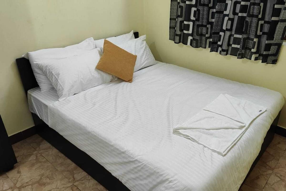 Deluxe Double Room | Desk