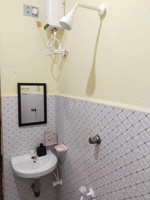 Quarto casal luxo | Banheiro | Chuveiro, toalhas de banho, sabonete, shampoo