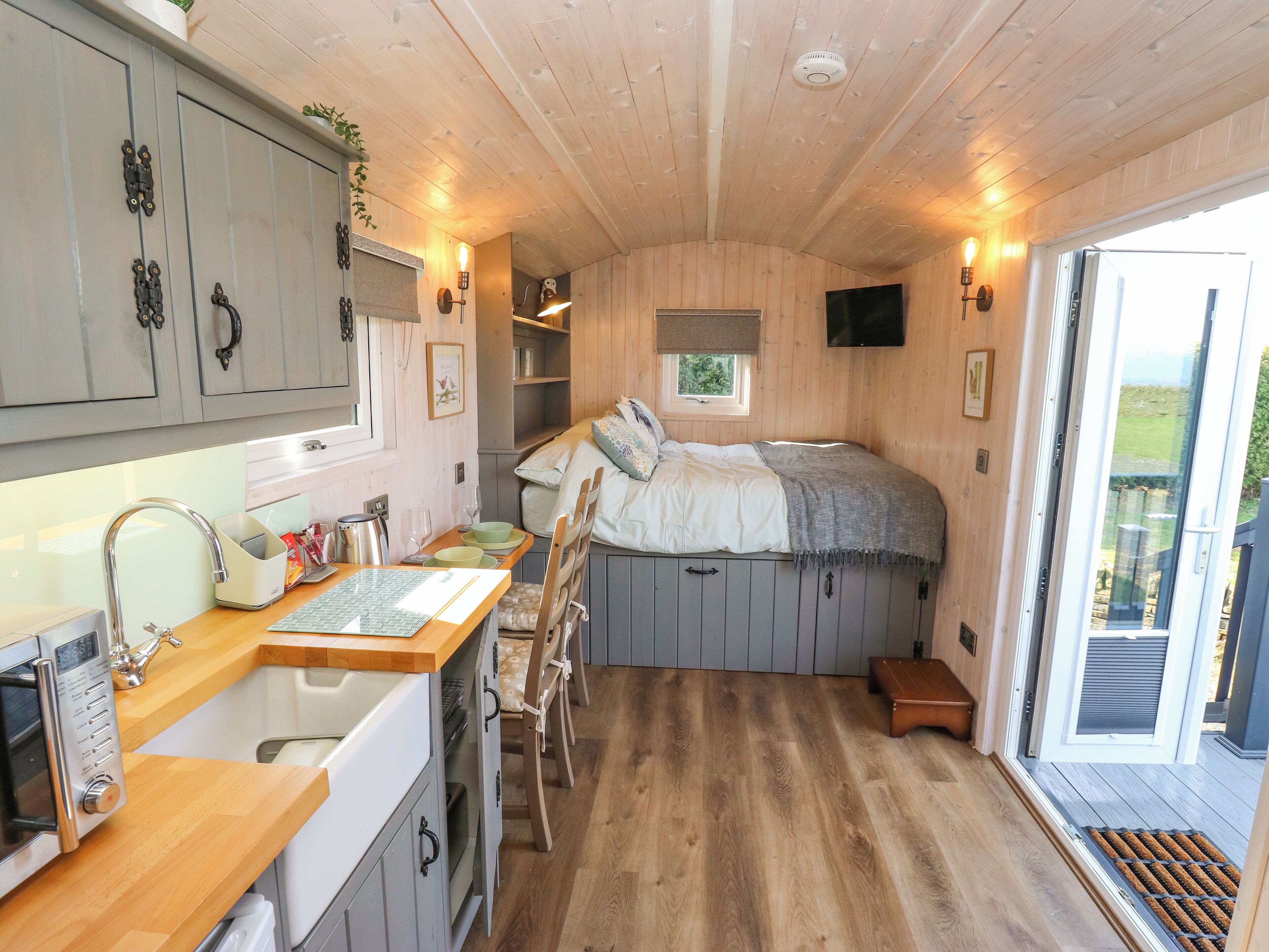 1 sovrum, individuell inredning och unika möbler