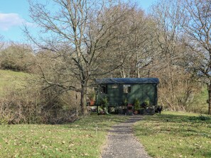 Exterior - Roach Hut (Uckfield)