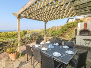 Outdoor dining - Coastman's Nest (Newquay)
