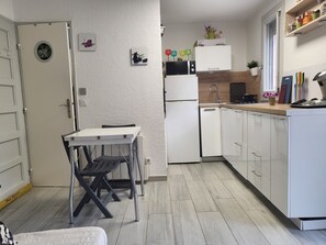 Mikrobølgeovn, ovn, kokeplater og oppvaskmaskin