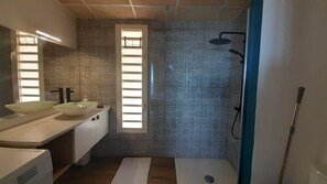 Douche, serviettes fournies