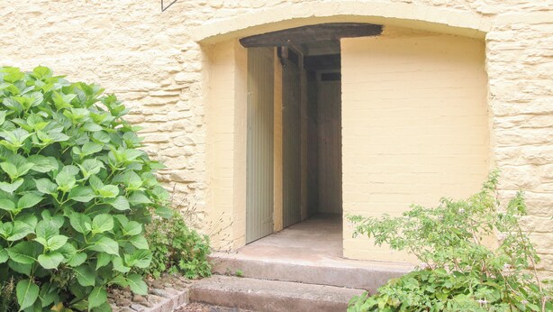 L’entrée d’un immeuble, avec une enseigne indiquant « Star & Carter Meis ».