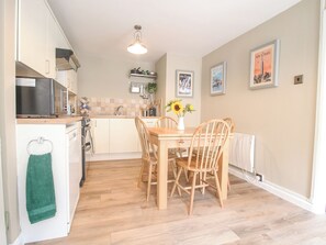 Lave-vaisselle, batterie de cuisine, vaisselle et ustensiles