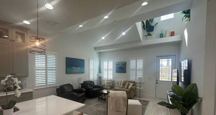 LOCATION! New 2-bed 2 bath cottage w soaring ceilings, sunset near town, beaches