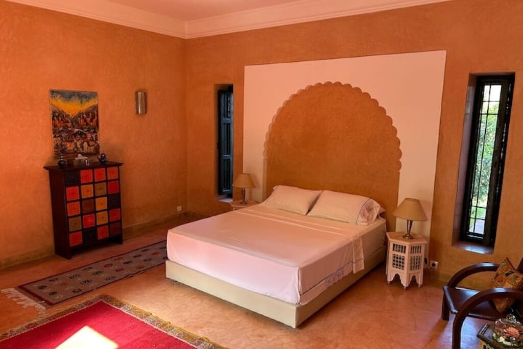 5 bedrooms, iron/ironing board, WiFi, bed sheets