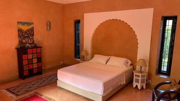 5 bedrooms, iron/ironing board, WiFi, bed sheets