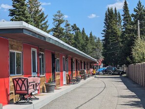 Outdoor dining - Yellowstone Studio # 7. Just One Mile From Yellowstone's Main Entrance (West Yellowstone)