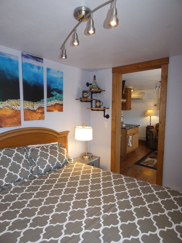 WiFi, bed sheets - Yellowstone Studio # 7. Just One Mile From Yellowstone's Main Entrance (West Yellowstone)
