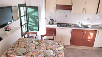 Fridge, microwave, stovetop, coffee/tea maker