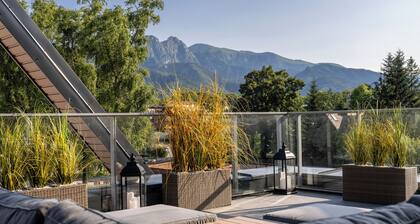 Apartment with terrace, Tatra Mountain views, access to jacuzzi, sauna, gym.