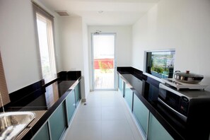 Private kitchen - Merdeka Suites Hotel (Miri)