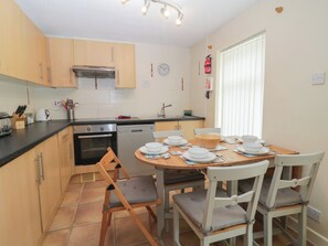 Fridge, microwave, toaster, cookware/dishes/utensils - 26 Manorcombe (Gunnislake)