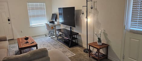 Duplex familial, 3 chambres, non-fumeur, 2 salles de bains | Aire de séjour | Téléviseur connecté de 42 po avec télévision numérique, Netflix