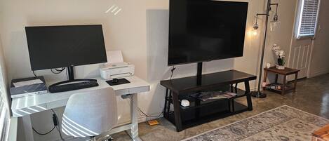 Dúplex tradicional | Sala d'estar | Televisor intel·ligent de 42 polzades amb canals digitals i Netflix