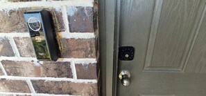 Una puerta con teclado electrónico y timbre.