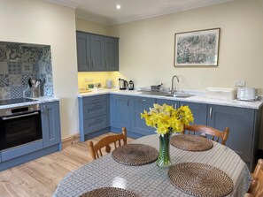 Lave-vaisselle, batterie de cuisine, vaisselle et ustensiles