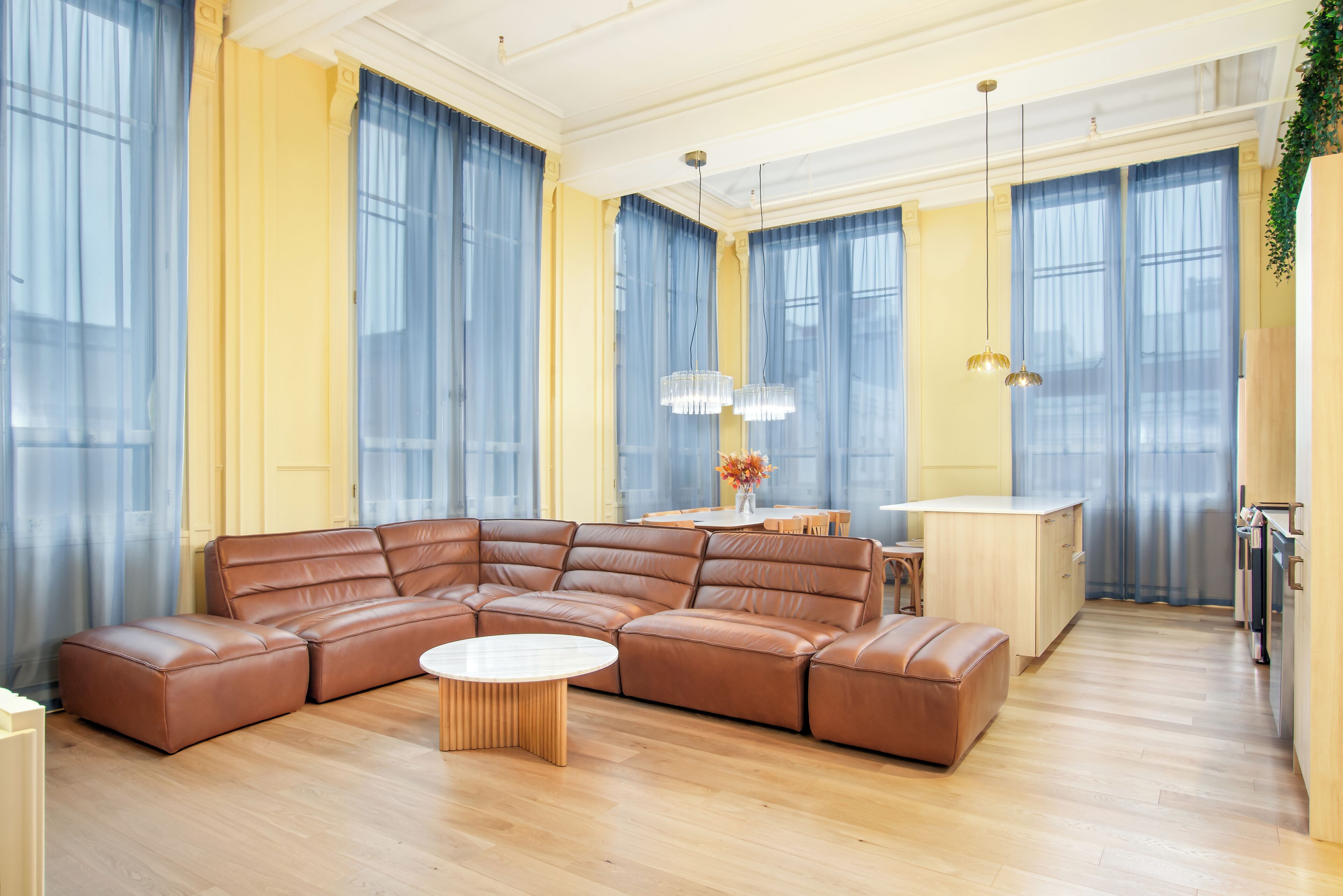 アパートメント | リビング エリア | 45 インチのプラズマテレビ (ケーブル放送視聴可)