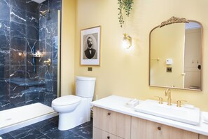 Appartement | Badkamer | Een douche, een regendouche, een haardroger, handdoeken