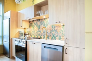 Apartment | Eigene Küche | Großer Kühlschrank, Mikrowelle, Ofen, Herdplatte