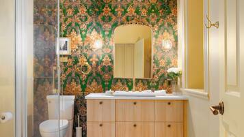 Apartment | Bathroom | Shower, rainfall showerhead, hair dryer, towels