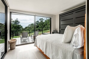 2 Schlafzimmer, Schreibtisch, Bügeleisen/Bügelbrett, Reisekinderbett