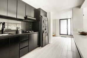 Kjøleskap, mikrobølgeovn, kokeplater og kaffetrakter/tekoker