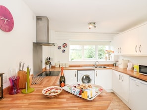 Fridge, microwave, toaster, cookware/dishes/utensils - Tamar Cottages 35 (Gunnislake)