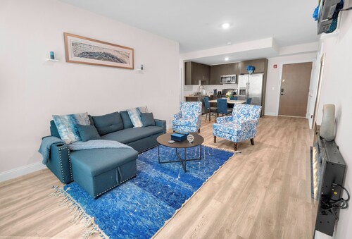 Blue Bliss 2BR 2BTH with FREE Parking, Near NYC & EWR Airport