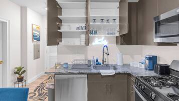 Coffee/tea maker, fridge, microwave, oven