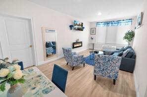 Smart TV, fireplace - Blue Bliss 2BR 2BTH with FREE Parking, Near NYC & EWR Airport (Elizabeth)