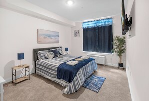 2 bedrooms, desk, iron/ironing board, WiFi (free) - Blue Bliss 2BR 2BTH with FREE Parking, Near NYC & EWR Airport (Elizabeth)