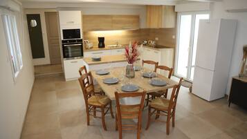 Frigorífic, microones, forn i placa de cuina