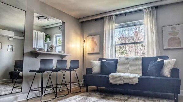 Living area - Stylish & Cozy #4 8 mins to DCA & Washington DC (Alexandria)