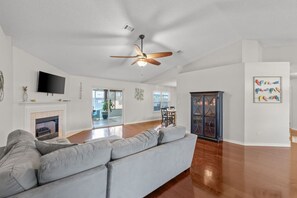 Smart TV, fireplace - Relaxing 3BR Oasis with Pool – 5 Miles to Beach! (Navarre)