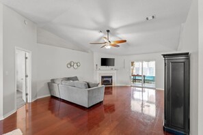 Smart TV, fireplace