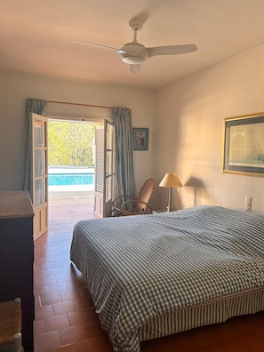 5 bedrooms, iron/ironing board, WiFi, bed sheets