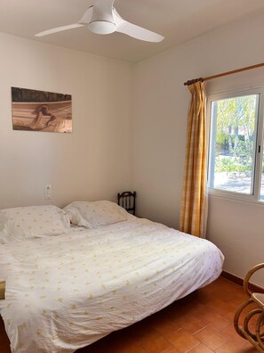 5 bedrooms, iron/ironing board, WiFi, bed sheets