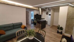 Un apartamento moderno con sala de estar, comedor y cocina.