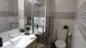 Doccia, asciugacapelli, asciugamani, sapone