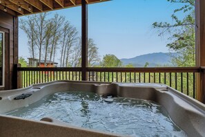 Un bain à remous avec vue sur les arbres et les montagnes.