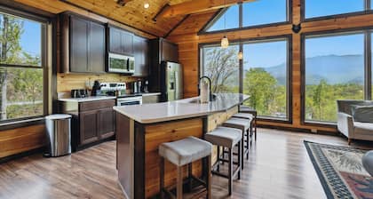 Sweetgum Lodge, Gatlinburg Chalet Village Mountain Views, Hot Tub & Game Room