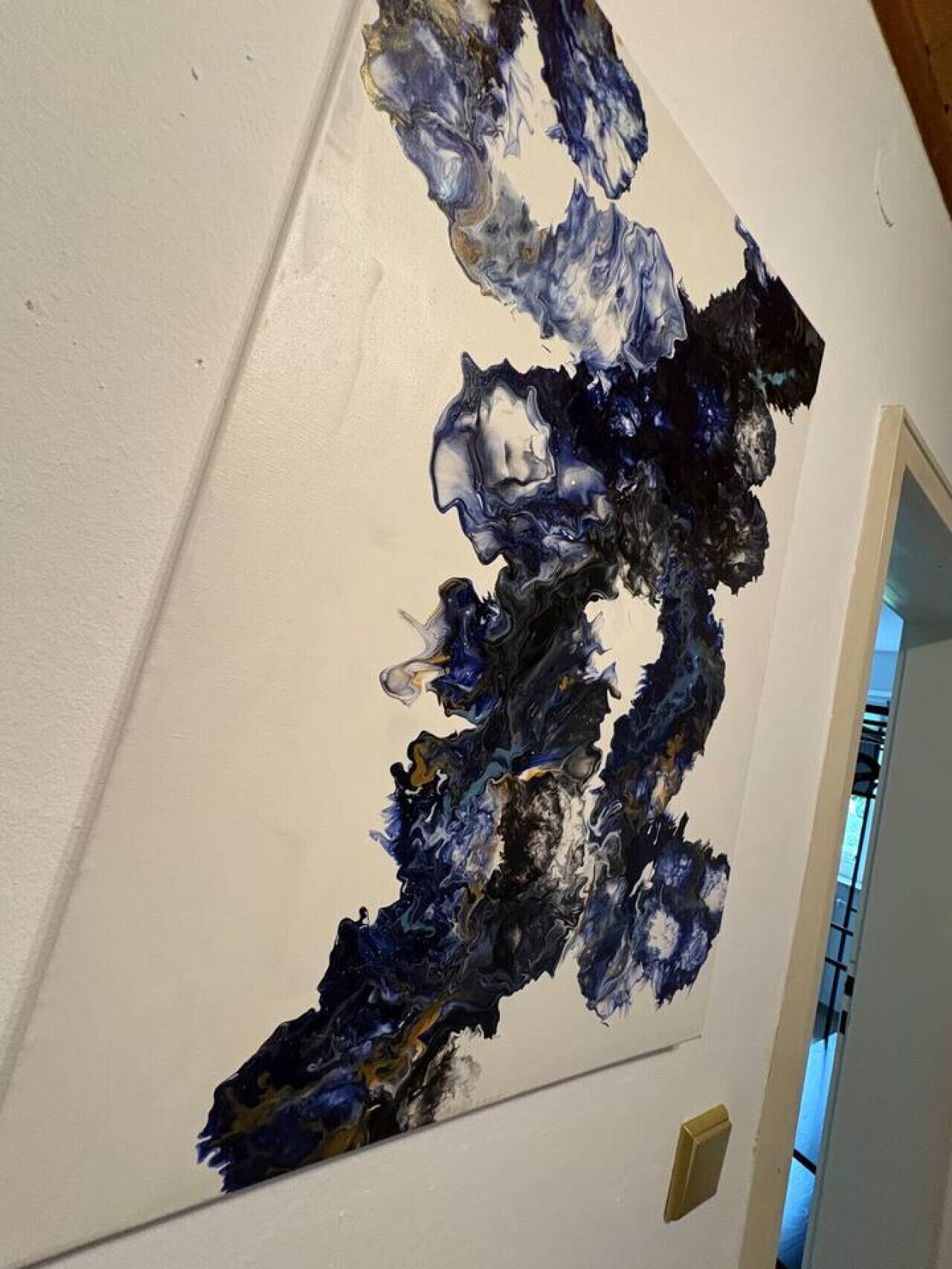 Un mur orné d’une œuvre d’art abstraite.