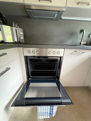 Refrigerador, microondas, horno y parrilla de estufa 