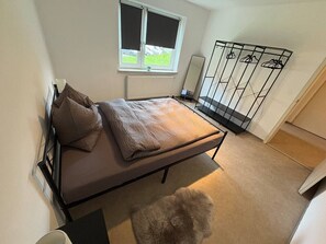 2 bedrooms, desk, iron/ironing board, WiFi