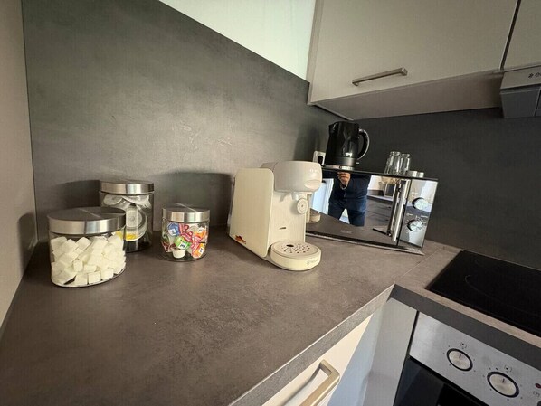 Réfrigérateur, micro-ondes, four, plaque de cuisson